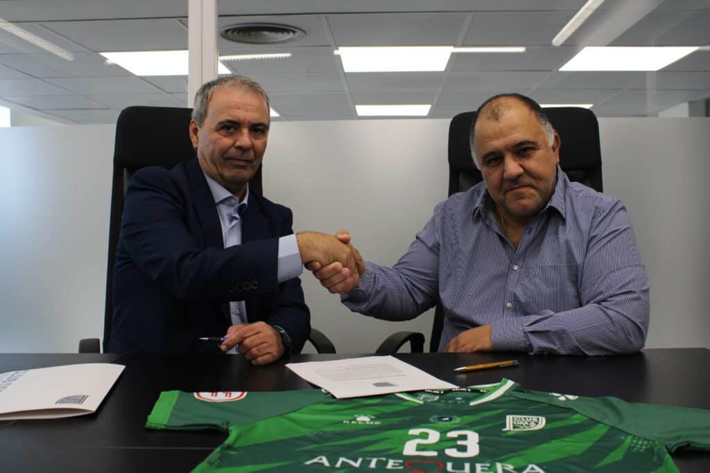 Francisco Javier López, CEO de SilverGold Patrimonio, junto al presidente del UMA Antequera Eloy Cano