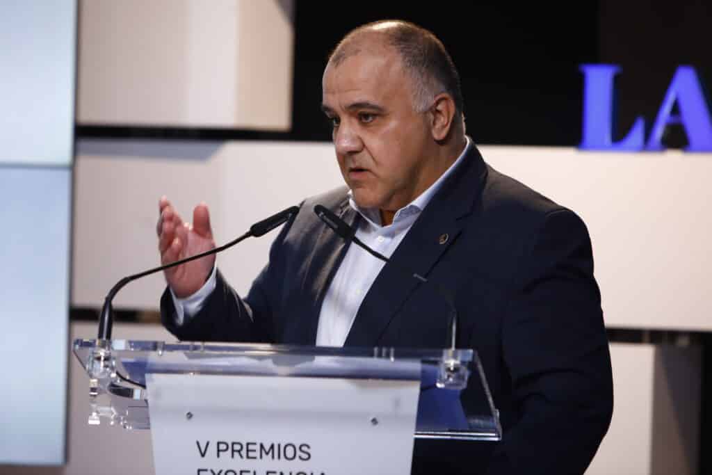 Francisco Javier López, CEO de SilverGold Patrimonio, da un discurso tras recibir el Premio a la Excelencia en Soluciones de Inversión